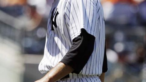El veterano lanzador Andy Pettitte abandona cabizbajo el terreno de juego tras ser lesionado por un pelotazo durante el quinto inning del juego de ayer.