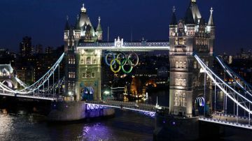 Unos gigantes aros olímpicos, que se retractarán para permitir el paso de los barcos grandes, son vistos en el Puente de Londres desde ayer.