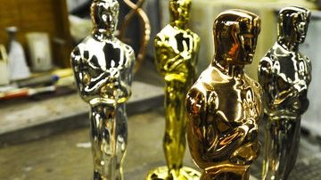 Estatuillas del Óscar en sus diferentes etapas: britanio crudo cobre níquel plata y oro.