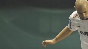 Walter Erviti (izq.) y Alessandro  muestran lo trabado del juego en La Bombonera al pelear el esférico.