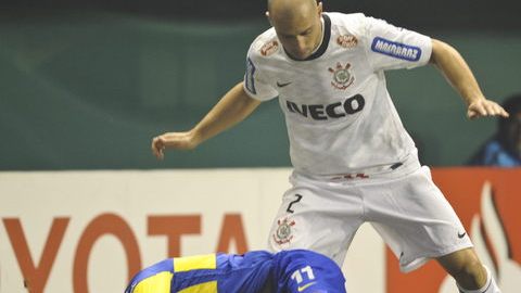 Walter Erviti (izq.) y Alessandro  muestran lo trabado del juego en La Bombonera al pelear el esférico.