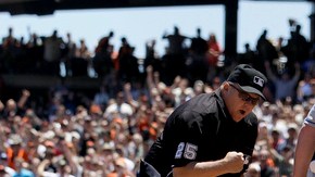 Tim Lincecum cae al suelo después de poner out en home a Chad Billingsley, de los Dodgers, en el juego de ayer en el AT&t Park.