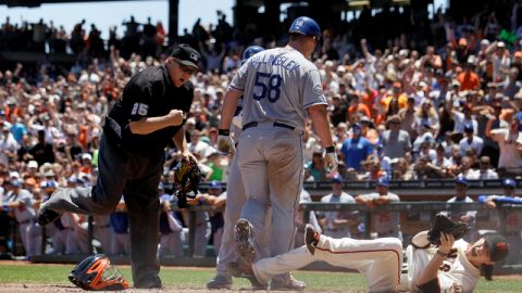 Tim Lincecum cae al suelo después de poner out en home a Chad Billingsley, de los Dodgers, en el juego de ayer en el AT&t Park.