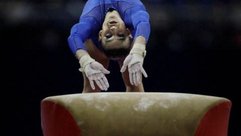 La brasileña Jade Barbosa, de las mejores gimnastas en el mundo, está fuera de la Olimpiada de Londres por asuntos de mercadotecnia.