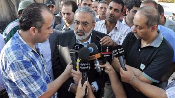El ministro de Información sirio, Omran El Zoabi (c) atiende a la prensa tras el ataque, en Damasco, ayer.