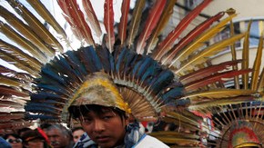 Indigenas de la Amazonía llegan a la capital boliviana, después de caminar por dos meses desde sus villas hasta la Paz, ayer.