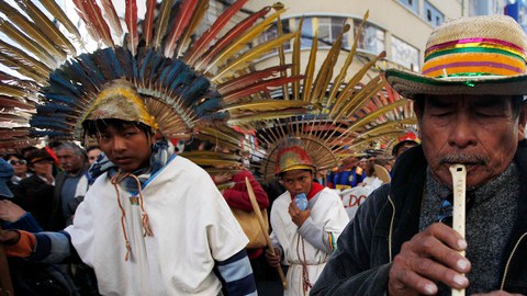 Indigenas de la Amazonía llegan a la capital boliviana, después de caminar por dos meses desde sus villas hasta la Paz, ayer.