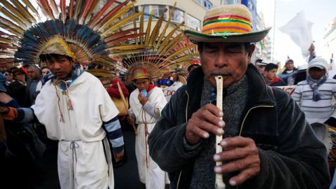 Indigenas de la Amazonía llegan a la capital boliviana, después de caminar por dos meses desde sus villas hasta la Paz, ayer.