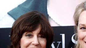 Nora Ephron (izq.) con Meryl Streep  en el estreno de 'Julie & Julia', en 2009.