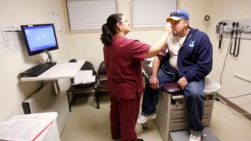 Se calcula que unos 435,000 latinos carecen de seguro médico en Illinois, según datos de la Oficina del senador Richard Durbin (D-IL).