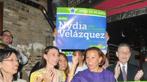 La congresista Nydia Velázquez resultó triunfadora de las primarias en el nuevo Distrito 7. 'Me siento orgullosa de decir que soy alguien que no tiene jefe y que soy incomprable',  declaró Velázquez luego de producirse su victoria .