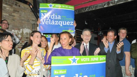 La congresista Nydia Velázquez resultó triunfadora de las primarias en el nuevo Distrito 7. 'Me siento orgullosa de decir que soy alguien que no tiene jefe y que soy incomprable', declaró Velázquez luego de producirse su victoria .