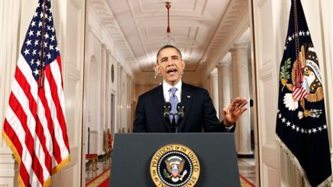 Imagen del presidente en el ala este de la Casa Blanca tras conocer el veredicto de los ministros.