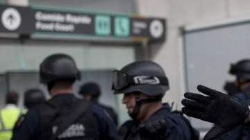 Agentes de la Policía Federal mexicana a su arribo el lunes al aeropuerto capitalino donde fueron baleados tres de los suyos.
