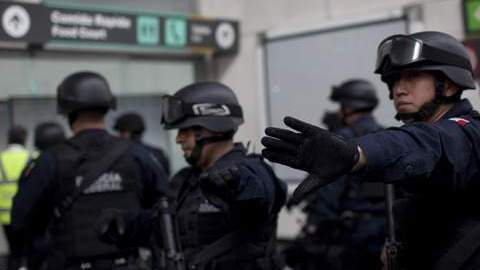 Agentes de la Policía Federal mexicana a su arribo el lunes al aeropuerto capitalino donde fueron baleados tres de los suyos.