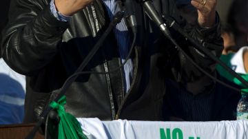 El líder sindical Hugo Moyano habla a miles de personas de su sindicato, en la Plaza de Mayo, Buenos Aires, Argentina, ayer.