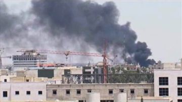 Imagen tomada de video que muestra la columna de humo en Damasco.