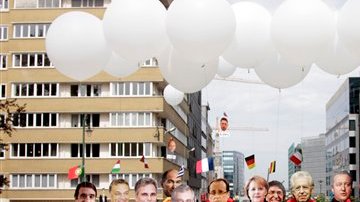 Manifestantes disfrazados de los líderes europeos protestan en Bruselas.