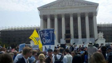 Decenas de manifestantes, en favor y en contra de la reforma de salud, se apostaron desde temprano en las afueras de la Corte Suprema de Justicia.