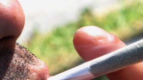 En la actualidad, la posesión de hasta 15 gramos de marihuana se castiga con hasta seis meses de cárcel y 1,500 dólares de multa.
