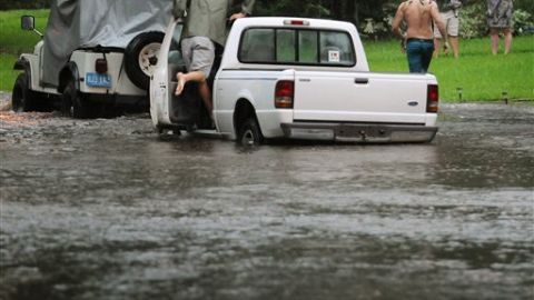 La tormenta arrojó en algunas partes más de 60 centímetros (dos pies) de agua.