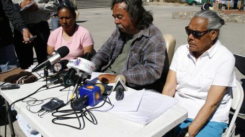 Fotografía de archivo en la que aparece Sara Salazar (d) y su hija Claudia Reyes (i), en una rueda de prensa en la que piden justicia por la muerte de Josefina Reyes.