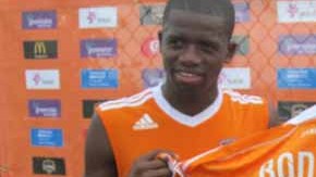 El hondureño Oscar Boniek García (izq.), nuevo Jugador Designado del Houston Dynamo, con Dominic Kinnear, entrenador naranja.