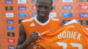 El hondureño Oscar Boniek García (izq.), nuevo Jugador Designado del Houston Dynamo, con Dominic Kinnear, entrenador naranja.