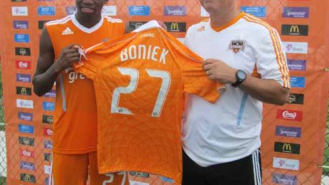 El hondureño Oscar Boniek García (izq.), nuevo Jugador Designado del Houston Dynamo, con Dominic Kinnear, entrenador naranja.