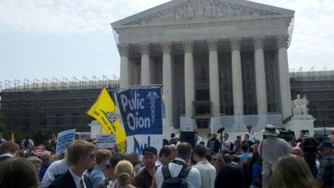 Cerca de 200 personas estaban congregadas en las escalinatas del tribunal. Una gran cantidad de manifestantes en contra de “Obamacare” se reunieron desde las primeras horas de la mañana.