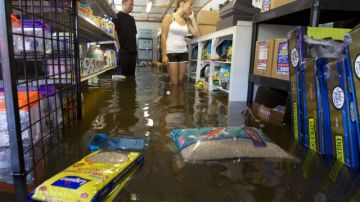 Más de 100 casas y negocios resultaron inundados.