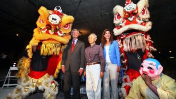 Con coloridos dragones chinos celebraron la  próxima apertura  en área de Chinatown,