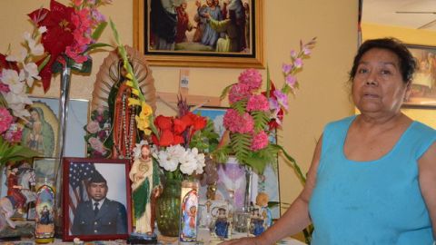 A la izquierda, Luis Madrigal Alvarez, excombatiente de la guerra de Vietnam. A la derecha, Cruz Rebolledo posa en un altar en honor a su hijo  Fabián Rebolledo, que combatió en el conflicto de Kosovo y acaba de ser deportado a su natal México.