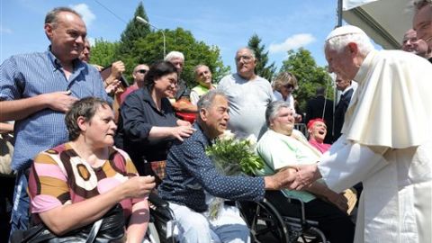 El papa, aunque alemán, "participa de la felicidad de los romanos".