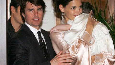 Imagen del 2006 de Cruise y Holmes con su hija recién nacida.
