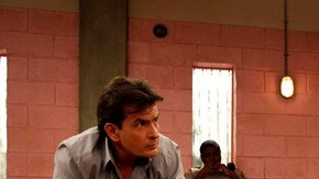 Charlie Sheen (izq.) es una escena de 'Anger Management'.