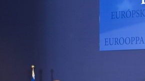 Los líderes europeos posan en la foto de familia del Consejo Europeo celebrado ayer jueves en Bruselas. Las conversaciones fueron tensas. España e Italia se negaron a firmar un propuesto paquete de estímulos.