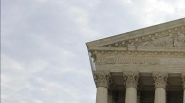 Se trata de una ley de 2006 que considera delito atribuirse falsamente el haber recibido cualquier tipo de condecoración militar o medalla.