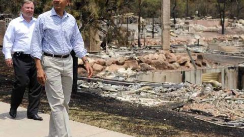 El presidente de EE.UU., Barack Obama constató los daños causados por un incendio, el peor en la historia de Colorado.