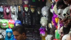 Máscaras de los candidatos  y de algunos expresidentes  se exhiben en una tienda en Cd. de México a pocos días de las elecciones.