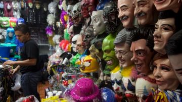 Máscaras de los candidatos  y de algunos expresidentes  se exhiben en una tienda en Cd. de México a pocos días de las elecciones.