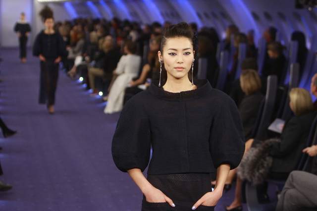 Una modelo durante el desfile reciente de Chanel en la capital francesa con diseños creados por Karl Lagerfeld.