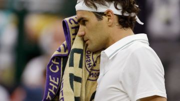 Roger Federer se seca el sudor ya en las postrimerías del partido.