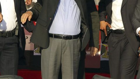 Presidente electo egipcio Mohamed Morsi (c) en El Cairo, ayer.