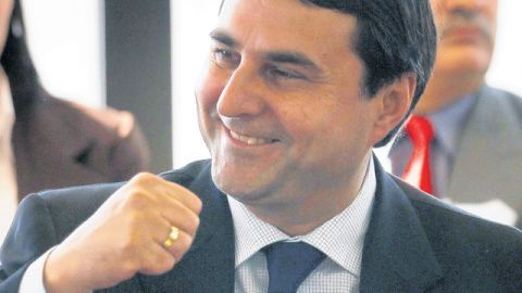 El presidente paraguayo Federico Franco gesticula durante la presentación de su nuevo gobierno al Congreso en Asunción.