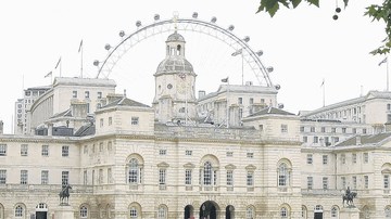 Una patrulla ronda  el Horse Guards Parade, sede de los Juegos Olímpicos, donde se jugará el voleibol de playa.