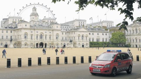 Una patrulla ronda  el Horse Guards Parade, sede de los Juegos Olímpicos, donde se jugará el voleibol de playa.