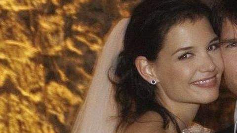 En esta foto fechada el 18 de noviembre de 2006, Tom Cruise y Katie Holmes posan durante su boda.