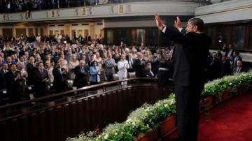 Fotografía facilitada por la presidencia egipcia que muestra al presidente egipcio, Mohamed Morsi (d), durante la ceremonia en la que juró su cargo en el Tribunal Constitucional en El Cairo, Egipto.
