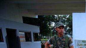 Un soldado vigila la entrada de la Segunda Brigada de Policía Militar, una nueva base que fue instalada  ayer,  por el Gobierno de Guatemala., que planea instalar nueve más.